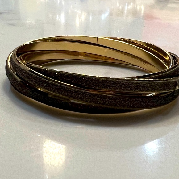 Gold multi-layered bracelet - Picture 2 of 2